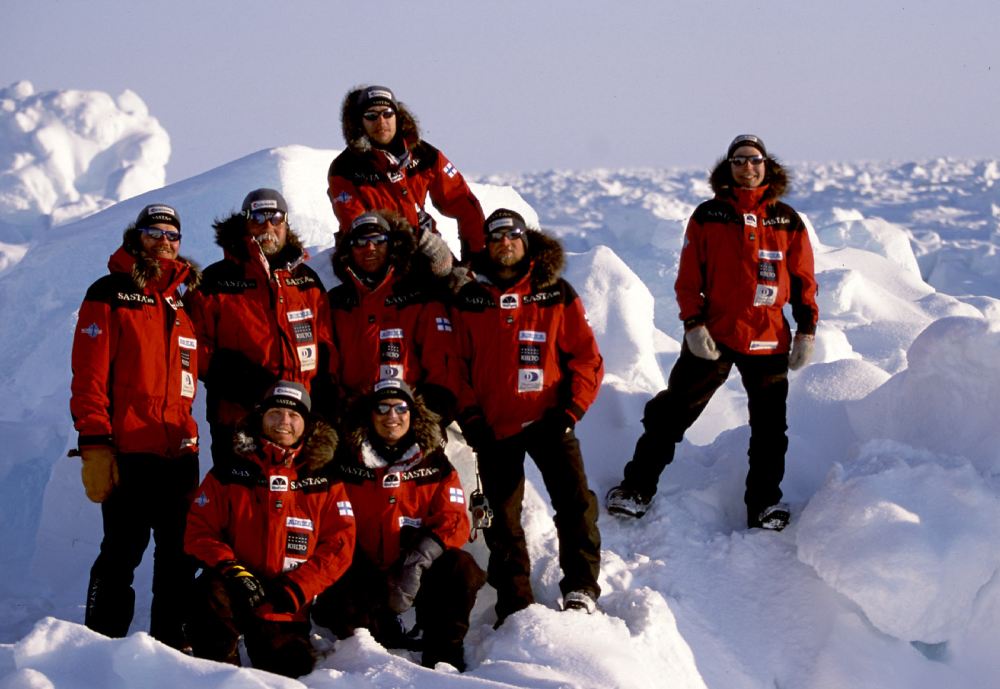 Magneettisen pohjoisnavan retkikunta, kuvan henkilöistä Kari Vainio (keskimmäinen rivi, toinen vas.) toimii support-tiimin vetäjänä ja muut hiihtävät.