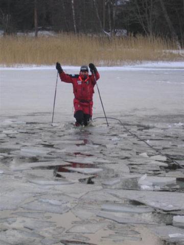 Mies vajoamassa jäihin.