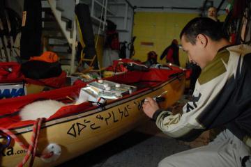 Mrak writes in Inuit on Poppis's pulkha.