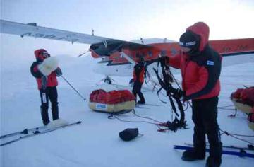 Today's picture transmission from the ice did not succeed. This picture is from the first day of the Expedition, when we were airlifted into Ward Hunt.